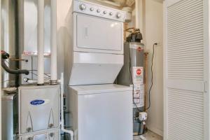 a kitchen with a white stove and a refrigerator at West Loop 1BR Apartment with In-Unit Laundry - Lake 301 rep in Chicago