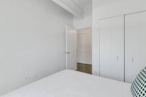 A bed or beds in a room at West Loop 1BR Apartment with In-Unit Laundry - Lake 301