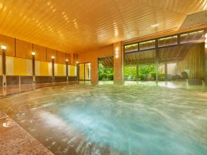 a room with a pool of water in a room at Yukai Resort Premium Saiki Bekkan in Misasa