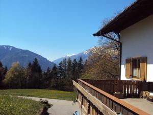 een balkon van een huis met uitzicht op de bergen bij Aussersalfnerhof in Schenna