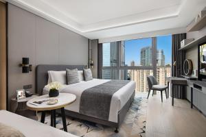 广州广州环贸中心雅诗阁服务公寓的酒店客房享有城市美景,配有一张床。 更多37张照片