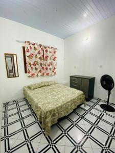 Giường trong phòng chung tại Casa em Galinhos/RN