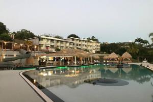 Basen w obiekcie Studio Cocooning Diamond - Piscine et Terrasse vue mer lub w pobliżu