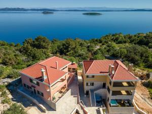 - une vue aérienne sur une maison avec vue sur l'eau dans l'établissement TEONA Luxury Studio Apartment with jacuzzi and garden view, à Sali