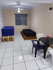 um quarto com uma cama, uma mesa e cadeiras em Apartamento Beira Mar - Vila Guilhermina em São Paulo