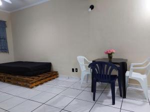 um quarto com uma cama, uma mesa e cadeiras em Apartamento Beira Mar - Vila Guilhermina em São Paulo