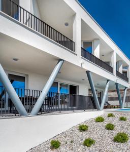 - un bâtiment avec balcon et escaliers dans un complexe dans l'établissement Villa Boko, à Klis