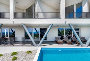 une maison avec une piscine et un balcon dans l'établissement Villa Boko, à Klis