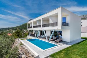 une villa avec une piscine et une maison dans l'établissement Villa Boko, à Klis