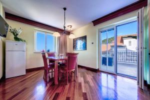 Kuchyň nebo kuchyňský kout v ubytování Seafront Apartment Duo