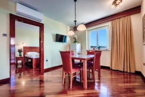 une salle à manger avec une table et des chaises ainsi qu'une chambre dans l'établissement Seafront Apartment Duo, à Vis