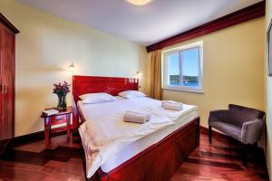 Postel nebo postele na pokoji v ubytování Seafront Apartment Duo + 6 fotografií