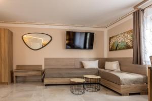 Hotel Restaurant Meteora في توبينغن: غرفة معيشة مع أريكة وطاولتين