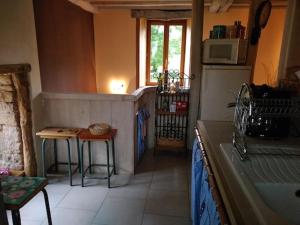 een keuken met een fornuis en een aanrecht bij La Grange in Saint-Père