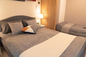 En eller flere senge i et værelse på OSAKA SUNSHINE TOWER83