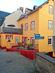 ein Straßenschild vor einem gelben Gebäude in der Unterkunft Altstadt Charme in Cochem