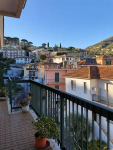 un balcone con vista sulla città di Blue Daisy Apartment a Rapallo