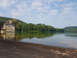 un gran lago con un edificio en el medio en Chalet les Hameaux du Perrier, en Lissac-sur-Couze