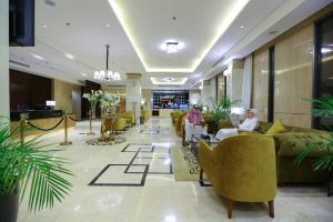 Due persone sedute nella hall di un hotel di Lotaz Hotel Suites - Al Salamah a Gedda