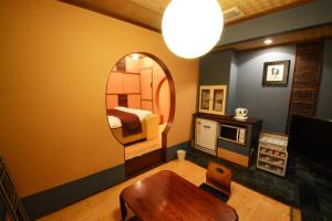 ein Wohnzimmer mit einem Tisch und einem Spiegel in der Unterkunft Kasama Shizu ( Love Hotel ) in Kasama