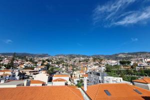 uma vista para uma cidade com telhados laranja em Santa Luzia's Pearl VI - Two Bed Apartment no Funchal