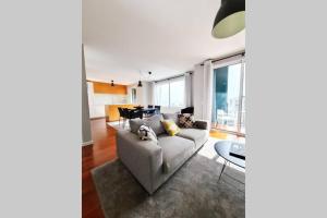 uma sala de estar com um sofá e uma mesa em Santa Luzia's Pearl VI - Two Bed Apartment no Funchal