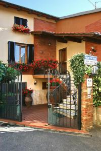 ein Gebäude mit einem Tor mit Blumen darauf in der Unterkunft Primettahouse in San Gimignano