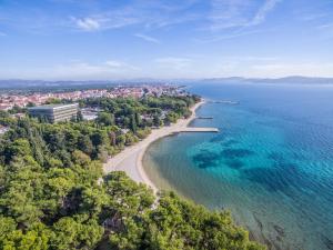 una vista aérea de la playa y del océano en Ville Imperial Vodice en Vodice