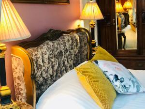 Tempat tidur dalam kamar di Ashmount Country House