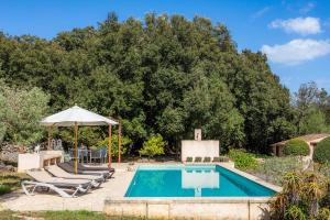 Bazén v ubytovaní Finca Bona Feina alebo v jeho blízkosti