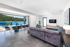 Televízia a/alebo spoločenská miestnosť v ubytovaní Villa Sol del Mar III