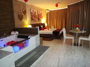 Postel nebo postele na pokoji v ubytování Delora Hotel and Suites