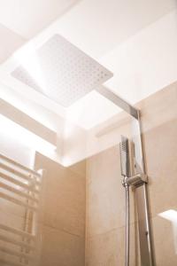uma casa de banho com chuveiro e tecto em Apartment Congress Graz em Graz