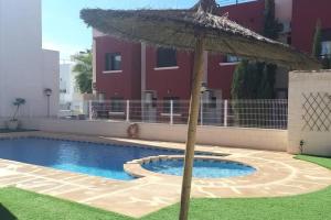 Bazén v ubytovaní Modern townhouse in Torrevieja, Costa Blanca alebo v jeho blízkosti