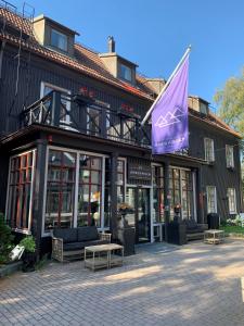 un edificio con una bandera púrpura delante de él en Hotel Åregården, en Åre