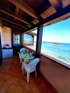 uma sala de jantar com uma mesa e vista para o oceano em Casa I Sogni In Terrazzo em Marzamemi