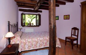 um quarto com uma cama, uma mesa e uma cadeira em APARTAMENTOS LA COTERA - Barrio de CAMBARCO em Cambarco