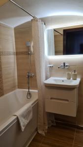 Koupelna v ubytování Hotel Čierny Orol