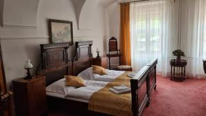 Postel nebo postele na pokoji v ubytování Hotel Čierny Orol + 37 fotografií