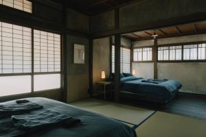 NIPPONIA Tomo Port Town客房内的一张或多张床位