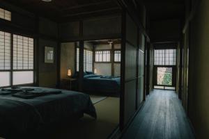 NIPPONIA Tomo Port Town客房内的一张或多张床位