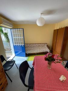 Habitación con mesa y mantel rojo y blanco en Penelope en Vrontados