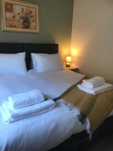 sypialnia z łóżkiem z ręcznikami w obiekcie The Lodge w mieście Llangollen