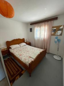 Un dormitorio con una cama grande y una ventana en Penelope, en Vrontádos