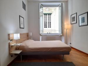 a bedroom with a bed and a window at Lerici Home in Lerici