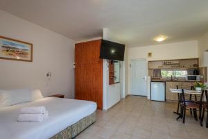 Naẖal Ya‘alonKibbutz Ketura Guest House的一间带大床的卧室和一间厨房