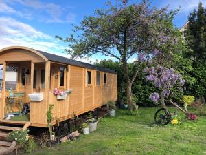 una casita de madera en un patio en Roulotte à Honfleur en Honfleur