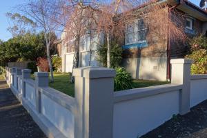 een wit hek voor een huis bij Lurline Villas in Katoomba