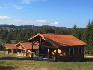 una casa in un campo con alberi sullo sfondo di L'Orée du Pichier a Boisset