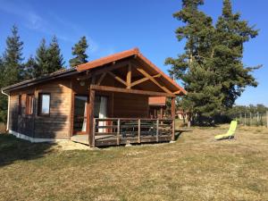 una piccola cabina in un campo con una sedia gialla di L'Orée du Pichier a Boisset
